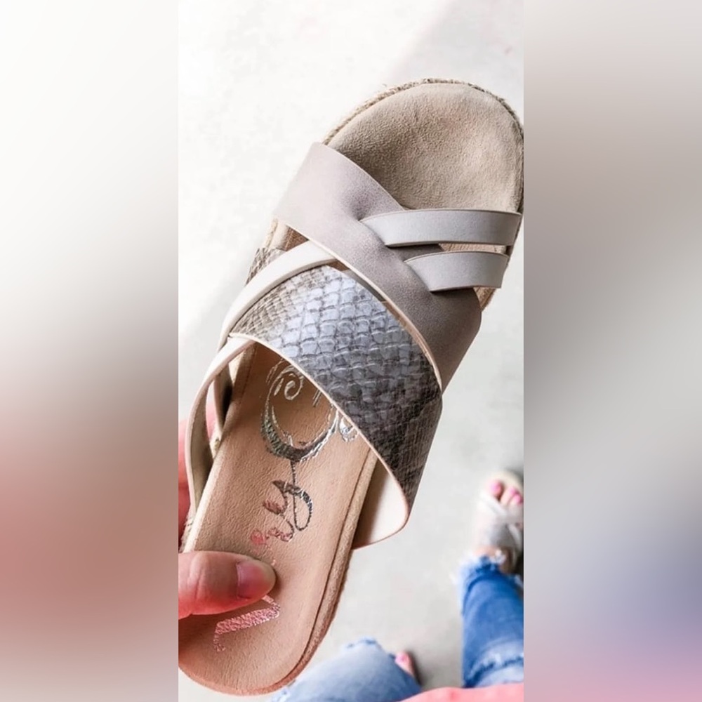 Very G Pamela Cream Snake Platform Sandals  Size 7.5M